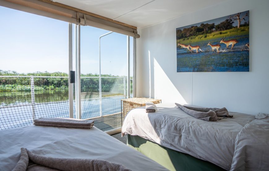 Twin Room (av)